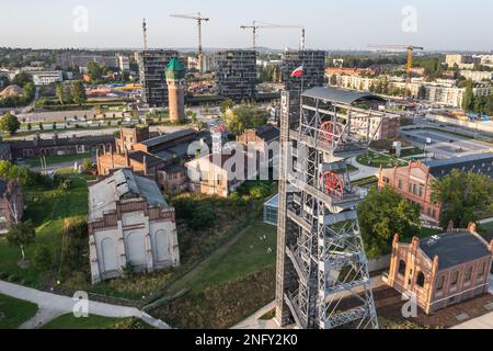 Bereich des Neuschlesischen Museums mit dem Hauptrahmen des alten Minenschachts des ehemaligen Kohlebergwerks in Kattowitz, Schlesien, Polen Stockfoto