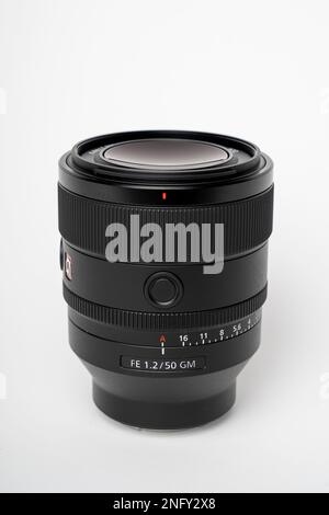 Sony G-Master SEL FE 50mm mm f 1,2 GM Objektiv. Selektive Fokussierung von Nahaufnahmen, isoliert auf weißem Hintergrund. SEL50F12GM Stockfoto