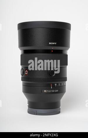 Sony G-Master SEL FE 50mm mm f 1,2 GM Objektiv. Selektive Fokussierung von Nahaufnahmen, isoliert auf weißem Hintergrund. SEL50F12GM Stockfoto