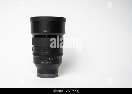 Sony G-Master SEL FE 50mm mm f 1,2 GM Objektiv. Selektive Fokussierung von Nahaufnahmen, isoliert auf weißem Hintergrund. SEL50F12GM Stockfoto