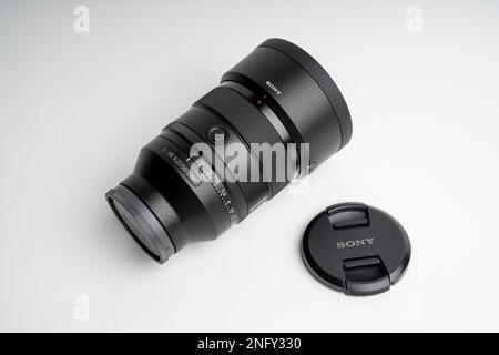 Sony G-Master SEL FE 50mm mm f 1,2 GM Objektiv. Selektive Fokussierung von Nahaufnahmen, isoliert auf weißem Hintergrund. SEL50F12GM Stockfoto