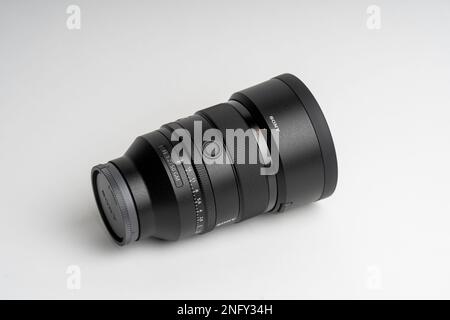 Sony G-Master SEL FE 50mm mm f 1,2 GM Objektiv. Selektive Fokussierung von Nahaufnahmen, isoliert auf weißem Hintergrund. SEL50F12GM Stockfoto