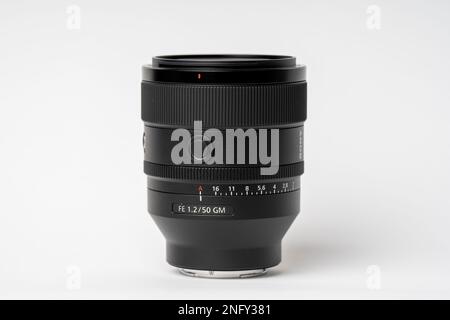 Sony G-Master SEL FE 50mm mm f 1,2 GM Objektiv. Selektive Fokussierung von Nahaufnahmen, isoliert auf weißem Hintergrund. SEL50F12GM Stockfoto