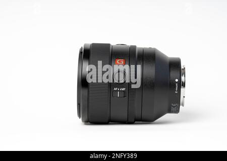 Sony G-Master SEL FE 50mm mm f 1,2 GM Objektiv. Selektive Fokussierung von Nahaufnahmen, isoliert auf weißem Hintergrund. SEL50F12GM Stockfoto