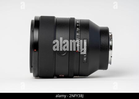 Sony G-Master SEL FE 50mm mm f 1,2 GM Objektiv. Selektive Fokussierung von Nahaufnahmen, isoliert auf weißem Hintergrund. SEL50F12GM Stockfoto