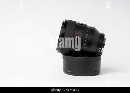 Sony G-Master SEL FE 50mm mm f 1,2 GM Objektiv. Selektive Fokussierung von Nahaufnahmen, isoliert auf weißem Hintergrund. SEL50F12GM Stockfoto