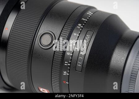 Sony G-Master SEL FE 50mm mm f 1,2 GM Objektiv. Selektive Fokussierung von Nahaufnahmen, isoliert auf weißem Hintergrund. SEL50F12GM Stockfoto