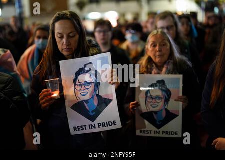 Vor dem Hippodrome Theatre in Birmingham besuchen Besucher der Öffentlichkeit eine Nachtwache bei Kerzenlicht, in Erinnerung an die transsexuelle Teenagerin Brianna Ghey, die am Samstag in einem Park tödlich erstochen wurde. Die 16-jährige aus Birchwood in Warrington, Cheshire, wurde gefunden, als sie verwundet auf einem Pfad in Linear Park, Culcheth, lag. Foto: Freitag, 17. Februar 2023. Stockfoto