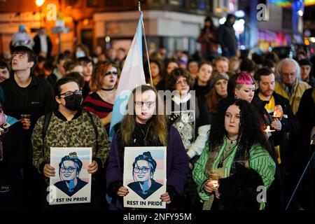 Vor dem Hippodrome Theatre in Birmingham besuchen Besucher der Öffentlichkeit eine Nachtwache bei Kerzenlicht, in Erinnerung an die transsexuelle Teenagerin Brianna Ghey, die am Samstag in einem Park tödlich erstochen wurde. Die 16-jährige aus Birchwood in Warrington, Cheshire, wurde gefunden, als sie verwundet auf einem Pfad in Linear Park, Culcheth, lag. Foto: Freitag, 17. Februar 2023. Stockfoto