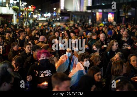 Vor dem Hippodrome Theatre in Birmingham besuchen Besucher der Öffentlichkeit eine Nachtwache bei Kerzenlicht, in Erinnerung an die transsexuelle Teenagerin Brianna Ghey, die am Samstag in einem Park tödlich erstochen wurde. Die 16-jährige aus Birchwood in Warrington, Cheshire, wurde gefunden, als sie verwundet auf einem Pfad in Linear Park, Culcheth, lag. Foto: Freitag, 17. Februar 2023. Stockfoto