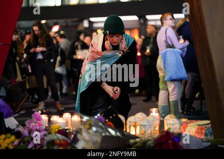 Vor dem Hippodrome Theatre in Birmingham besuchen Besucher der Öffentlichkeit eine Nachtwache bei Kerzenlicht, in Erinnerung an die transsexuelle Teenagerin Brianna Ghey, die am Samstag in einem Park tödlich erstochen wurde. Die 16-jährige aus Birchwood in Warrington, Cheshire, wurde gefunden, als sie verwundet auf einem Pfad in Linear Park, Culcheth, lag. Foto: Freitag, 17. Februar 2023. Stockfoto