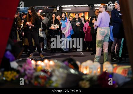 Vor dem Hippodrome Theatre in Birmingham besuchen Besucher der Öffentlichkeit eine Nachtwache bei Kerzenlicht, in Erinnerung an die transsexuelle Teenagerin Brianna Ghey, die am Samstag in einem Park tödlich erstochen wurde. Die 16-jährige aus Birchwood in Warrington, Cheshire, wurde gefunden, als sie verwundet auf einem Pfad in Linear Park, Culcheth, lag. Foto: Freitag, 17. Februar 2023. Stockfoto