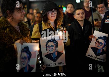 Vor dem Hippodrome Theatre in Birmingham besuchen Besucher der Öffentlichkeit eine Nachtwache bei Kerzenlicht, in Erinnerung an die transsexuelle Teenagerin Brianna Ghey, die am Samstag in einem Park tödlich erstochen wurde. Die 16-jährige aus Birchwood in Warrington, Cheshire, wurde gefunden, als sie verwundet auf einem Pfad in Linear Park, Culcheth, lag. Foto: Freitag, 17. Februar 2023. Stockfoto