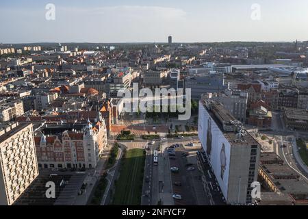 Draufsicht über die Drohne mit Marktplatz, Abscheidergebäude und Skarbek-Gebäude in Kattowitz, Polen Stockfoto