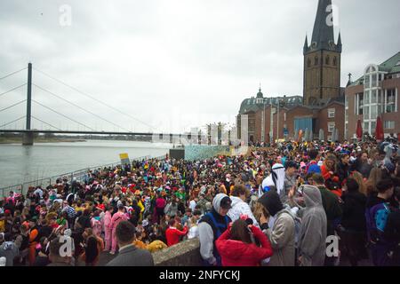 Düsseldorf, Deutschland. 17. Februar 2023. Am Burgplatz in Düsseldorf am 17. Februar 2023 während der Karnevalszeit wird am Rhein eine ganze Gruppe von Karnevalsfreunden gefeiert (Foto: Ying Tang/NurPhoto).0 Kredit: NurPhoto SRL/Alamy Live News Stockfoto