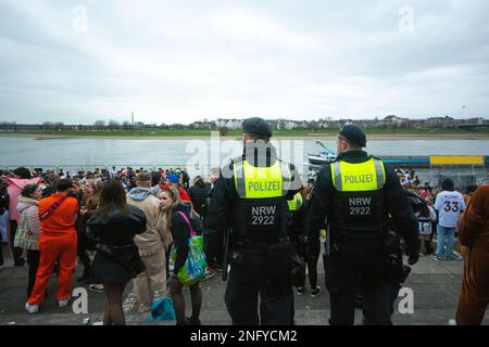 Düsseldorf, Deutschland. 17. Februar 2023. Die Polizei patrouilliert am Rheinufer am Burgplatz in Düsseldorf am 17. Februar 2023 während der Karnevalszeit (Foto: Ying Tang/NurPhoto). Kredit: NurPhoto SRL/Alamy Live News Stockfoto