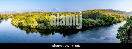 Meandro del Río Ebro desde un mirador en la localidad de Miravet, uno de los pueblos más bonitos de Tarragona, España Stockfoto