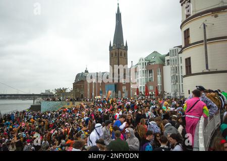 Düsseldorf, Deutschland. 17. Februar 2023. Am Burgplatz in Düsseldorf am 17. Februar 2023 während der Karnevalszeit wird am Rhein eine ganze Gruppe von Karnevalsfreunden gefeiert (Foto: Ying Tang/NurPhoto).0 Kredit: NurPhoto SRL/Alamy Live News Stockfoto