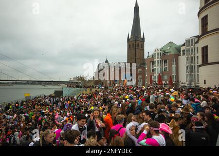 Düsseldorf, Deutschland. 17. Februar 2023. Am Burgplatz in Düsseldorf am 17. Februar 2023 während der Karnevalszeit wird am Rhein eine ganze Gruppe von Karnevalsfreunden gefeiert (Foto: Ying Tang/NurPhoto). Kredit: NurPhoto SRL/Alamy Live News Stockfoto