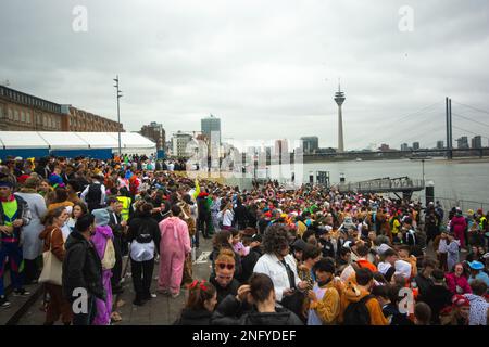 Düsseldorf, Deutschland. 17. Februar 2023. Am Burgplatz in Düsseldorf am 17. Februar 2023 während der Karnevalszeit wird am Rhein eine ganze Gruppe von Karnevalsfreunden gefeiert (Foto: Ying Tang/NurPhoto).0 Kredit: NurPhoto SRL/Alamy Live News Stockfoto