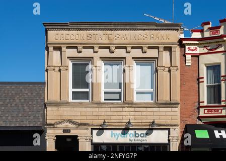 Oregon, Illinois - USA - 13. Februar 2023: Außenansicht des alten Gebäudes und Ladenfront im Stadtzentrum von Oregon, Illinois, USA. Stockfoto