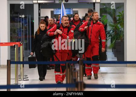 Mosnov, Tschechische Republik. 17. Februar 2023. Tschechische Retter des tschechischen USAR-Rettungsteams, das in der Türkei operiert, wo sie bei der Suche nach Opfern des Erdbebens vom Februar 6-7 geholfen haben, Rückkehr nach Tschechien, Rettungsteam landet am Mosnov Flughafen in Ostrava, Tschechische Republik, 17. Februar 2023. Kredit: Jaroslav Ozana/CTK Photo/Alamy Live News Stockfoto
