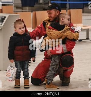 Mosnov, Tschechische Republik. 17. Februar 2023. Tschechische Retter des tschechischen USAR-Rettungsteams, das in der Türkei operiert, wo sie bei der Suche nach Opfern des Erdbebens vom Februar 6-7 geholfen haben, Rückkehr nach Tschechien, Rettungsteam landet am Mosnov Flughafen in Ostrava, Tschechische Republik, 17. Februar 2023. Kredit: Jaroslav Ozana/CTK Photo/Alamy Live News Stockfoto
