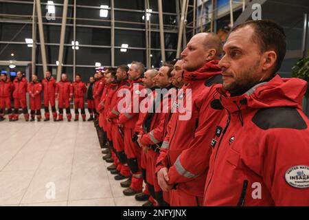 Mosnov, Tschechische Republik. 17. Februar 2023. Tschechische Retter des tschechischen USAR-Rettungsteams, das in der Türkei operiert, wo sie bei der Suche nach Opfern des Erdbebens vom Februar 6-7 geholfen haben, Rückkehr nach Tschechien, Rettungsteam landet am Mosnov Flughafen in Ostrava, Tschechische Republik, 17. Februar 2023. Kredit: Jaroslav Ozana/CTK Photo/Alamy Live News Stockfoto