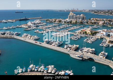 Luftaufnahme des Yachthafens unter blauer Flagge in Limassol im Inselland Zypern Stockfoto