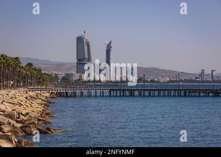 Molos Ufer in Limassol Stadt im Inselland Zypern, Blick auf die Oval und Trilogy Limassol Ufergebäude Stockfoto