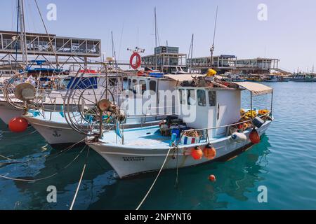 Fischerboote im Alten Hafen in Limassol Stadt im Inselland Zypern Stockfoto