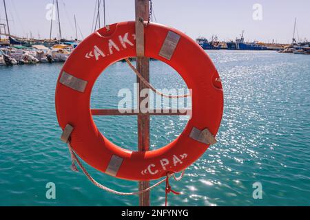 Rettungsring im Yachthafen mit blauer Flagge in Limassol Stadt im Inselland Zypern Stockfoto