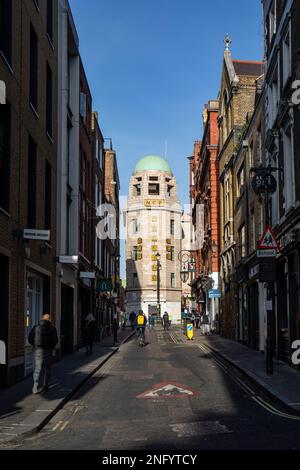 Great Windmill Street mit Blick auf die Brewer Street und NCP-Parkplatz im Londoner Stadtteil Soho, England Stockfoto