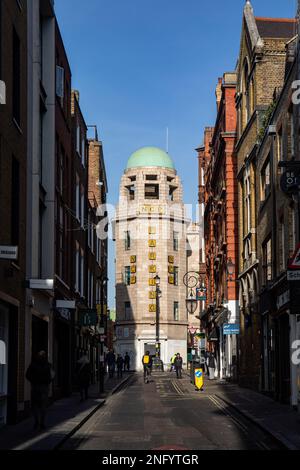 NCP-Parkturm am Ende der Great Windmill Street im Londoner Stadtteil Soho, England Stockfoto