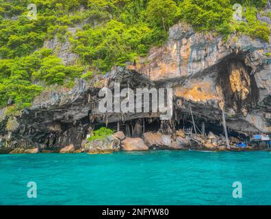 Ein hölzerner Pier in der Wikingerhöhle, wo Vogelnester gesammelt werden, am Ufer der Phi Phi Inseln in der Andamanensee, Thailand Stockfoto