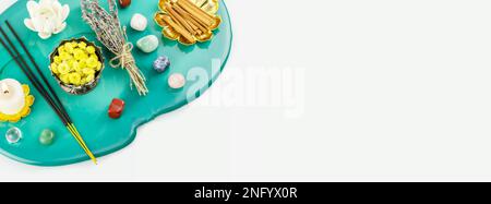 Selbstpflege, heilende Banner mit Kerzen, Aromastifte, Chakrasteine, Sandelholzstäbchen und trockenen Blumen auf grünem Marmorpodium. Konzept der Entspannung bei h Stockfoto