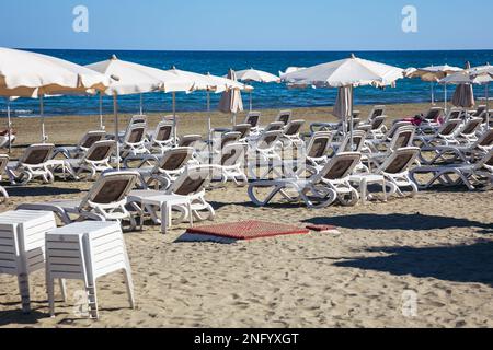 Sonnenliegen am Mackenzie Beach in Larnaca, Zypern Inselland Stockfoto