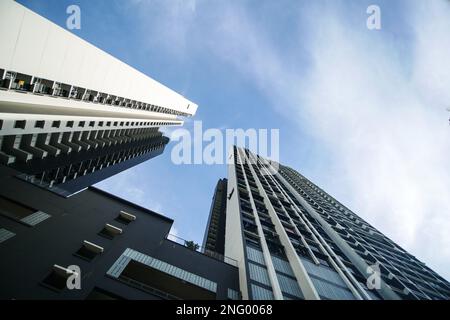 Blick auf die Wohngebäude von signapore in einem niedrigen Winkel vor blauem Himmel Stockfoto