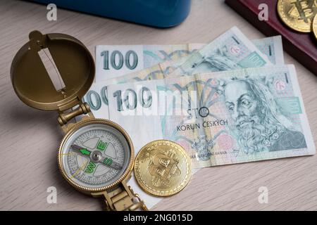 100 tschechische korun-Scheine und goldene Bitcoins. Kryptowährungsinvestitionskonzept. Kryptobergbau oder -Handel. Stockfoto