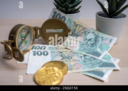 100 tschechische korun-Scheine und goldene Bitcoins. Kryptowährungsinvestitionskonzept. Kryptobergbau oder -Handel. Stockfoto