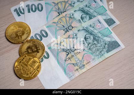 100 tschechische korun-Scheine und goldene Bitcoins. Kryptowährungsinvestitionskonzept. Kryptobergbau oder -Handel. Stockfoto