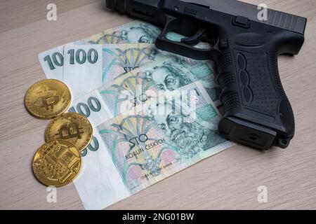 100 tschechische korun-Scheine und goldene Bitcoins. Kryptowährungsinvestitionskonzept. Kryptobergbau oder -Handel. Stockfoto