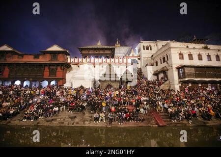 Kathmandu, Nepal. 17. Februar 2023. Hindu-Anhänger versammeln sich, um die religiösen Rituale zu beobachten und am Vorabend des Maha Shivarcomed Festivals auf dem Gelände des Pashupatinath Tempels zu tanzen. Hindu-Anhänger aus Nepal und Indien kommen in diesen Tempel, um am Shivarintosh-Festival teilzunehmen, einem der größten hinduistischen Festivals, das Lord Shiva gewidmet ist und von Anhängern auf der ganzen Welt gefeiert wird. Kredit: SOPA Images Limited/Alamy Live News Stockfoto