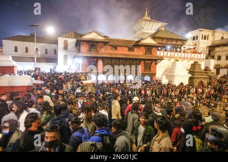 Kathmandu, Nepal. 17. Februar 2023. Hindu-Anhänger versammeln sich, um die religiösen Rituale zu beobachten und am Vorabend des Maha Shivarcomed Festivals auf dem Gelände des Pashupatinath Tempels zu tanzen. Hindu-Anhänger aus Nepal und Indien kommen in diesen Tempel, um am Shivarintosh-Festival teilzunehmen, einem der größten hinduistischen Festivals, das Lord Shiva gewidmet ist und von Anhängern auf der ganzen Welt gefeiert wird. Kredit: SOPA Images Limited/Alamy Live News Stockfoto