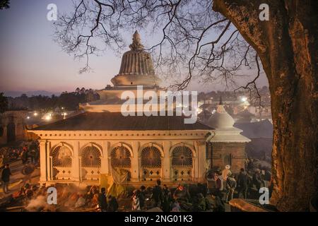 Kathmandu, Nepal. 17. Februar 2023. Hindu-Anhänger versammeln sich zu religiösen Ritualen am Vorabend des Maha Shivarcomed Festivals auf dem Gelände des Pashupatinath Tempels. Hindu-Anhänger aus Nepal und Indien kommen in diesen Tempel, um am Shivarintosh-Festival teilzunehmen, einem der größten hinduistischen Festivals, das Lord Shiva gewidmet ist und von Anhängern auf der ganzen Welt gefeiert wird. Kredit: SOPA Images Limited/Alamy Live News Stockfoto