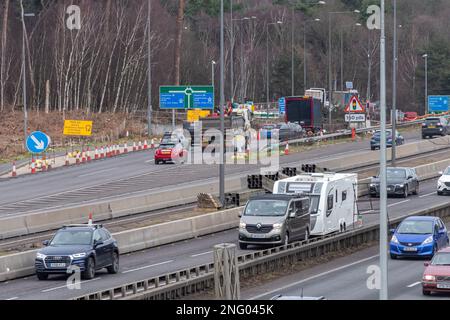 Februar 2023. An der Kreuzung 10/A3 der M25 Wisley Interchange werden Verbesserungen auf den National Highways vorgenommen. Es werden größere Straßenarbeiten durchgeführt, um den Kreisverkehr zu verbessern und die A3 in der Nähe der verkehrsreichen Kreuzung zu erweitern. Viele Bäume wurden auf beiden Seiten des A3 gefällt. Nationale Autobahnen weisen darauf hin, dass umfassende Umweltverbesserungen folgen werden, einschließlich der Wiederherstellung von Heidegebieten, der Verbesserung der Waldflächen und der Ersetzung verlorener Lebensräume. Stockfoto