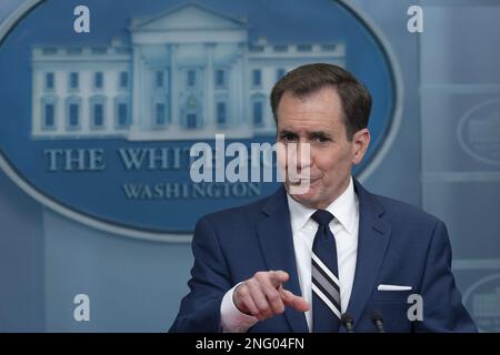 Washington DC, USA. 17. Februar 2023. John Kirby, Koordinator des Nationalen Sicherheitsrats für strategische Kommunikation, nimmt am 17. Februar 2023 an einer Pressekonferenz im Weißen Haus in Washington Teil. Foto: Chris Kleponis / Kredit: UPI/Alamy Live News Stockfoto