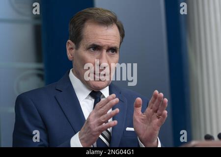 Washington DC, USA. 17. Februar 2023. John Kirby, Koordinator des Nationalen Sicherheitsrats für strategische Kommunikation, nimmt am 17. Februar 2023 an einer Pressekonferenz im Weißen Haus in Washington Teil. Foto: Chris Kleponis / Kredit: UPI/Alamy Live News Stockfoto