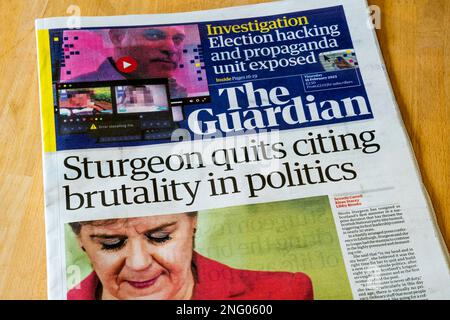 16. Februar 2023 Stör hört auf, mit Brutalität in der Politik zu reden. Titelseite von Guardian nach dem Rücktritt von Nicola Sturgeon als schottischer erster Minister. Stockfoto
