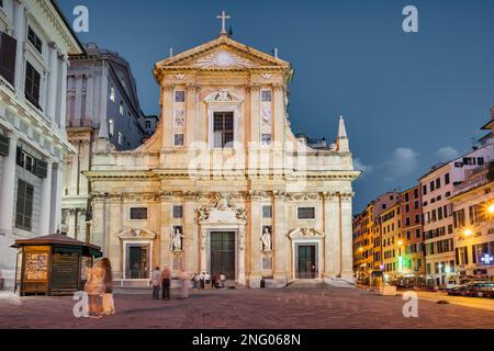 Kirche Chiesa del Gesù e dei Santi Ambrogio e Andrea in Genua, Italien bei Nacht. Stockfoto